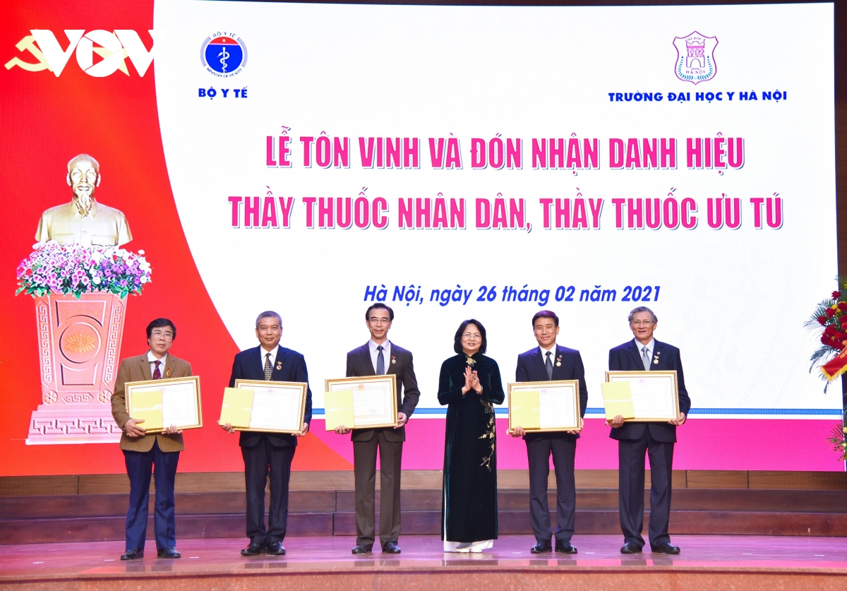 Trao tặng danh hiệu Thầy thuốc Nhân dân, Thầy thuốc Ưu tú cho 17 bác sỹ